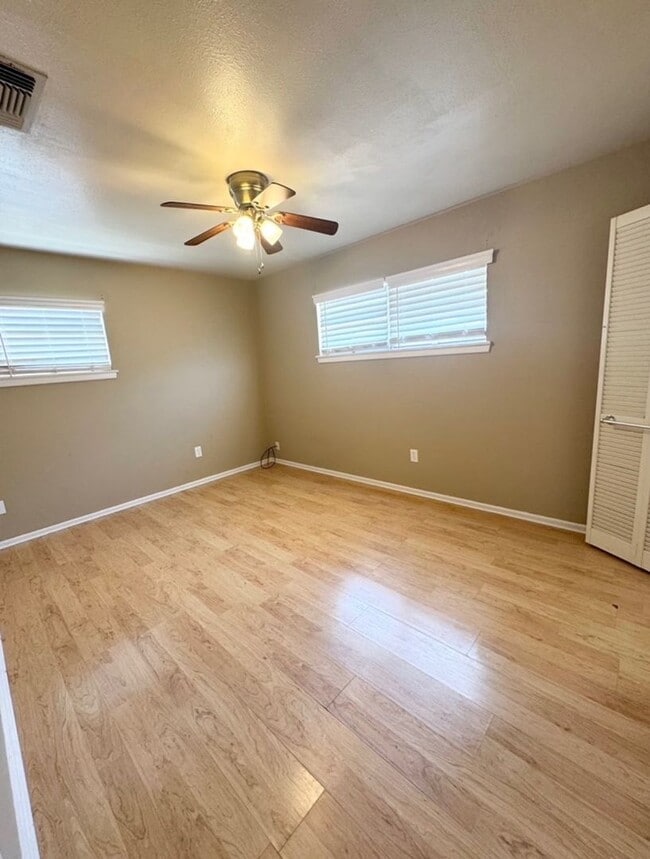 Building Photo - 2 Bed 2 Bath Ready To Move In ASAP!