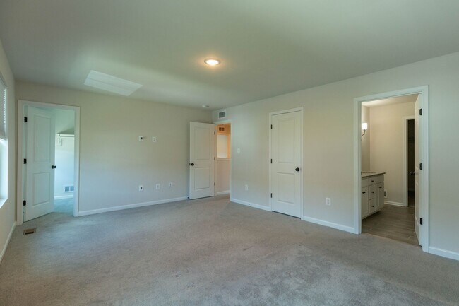 Building Photo - 4 Bed, 3 Bath, Single Family Home in Hedgesville, WV