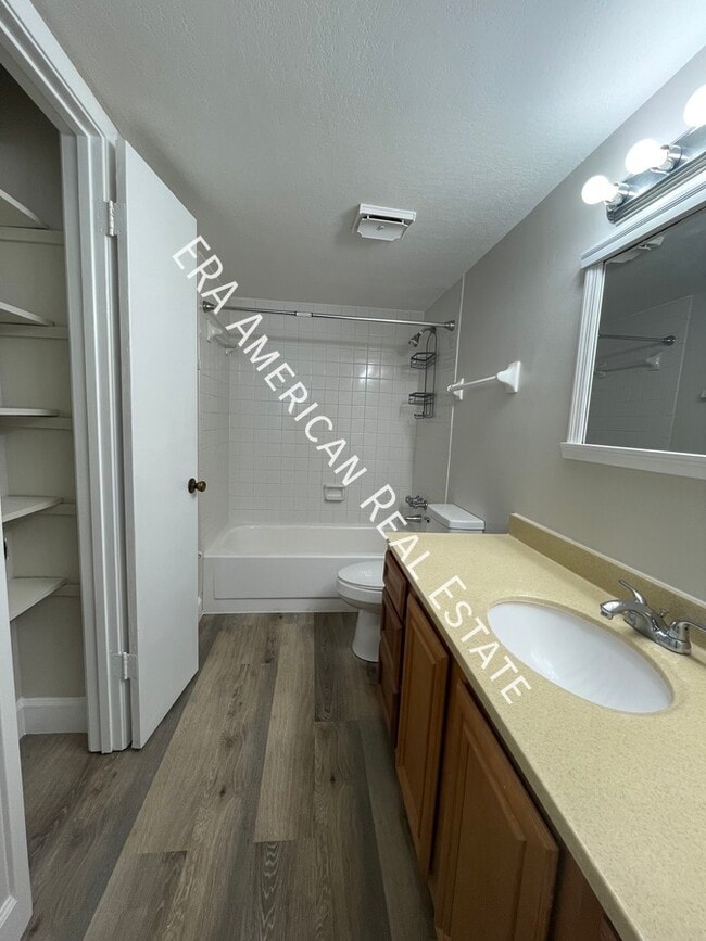 Building Photo - 613 Colonial Dr