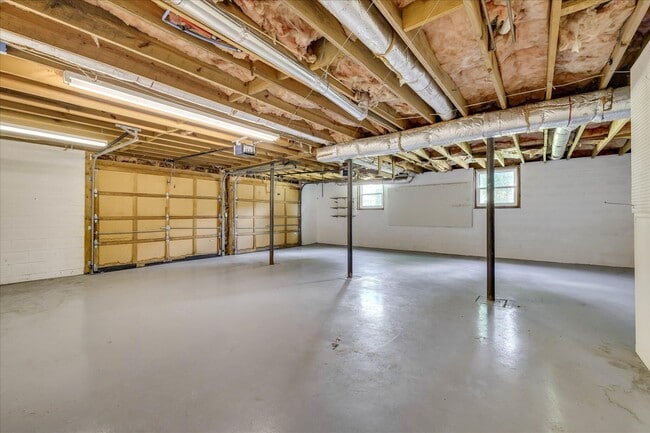 Building Photo - 2111 Huron Dr