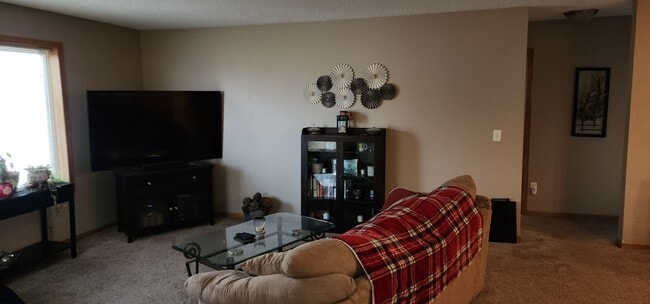 Building Photo - Beautiful 2 bedroom 1 bath End Unit Townhouse