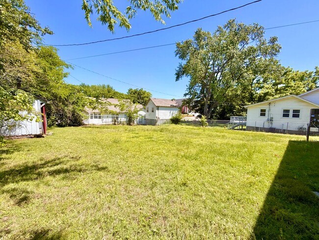 Building Photo - 857 Greenwood Ave