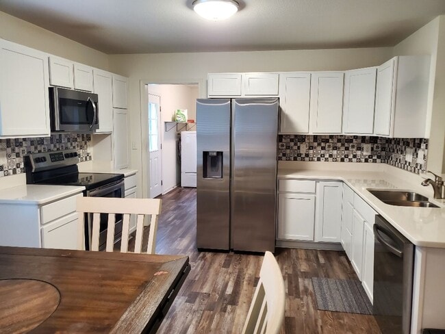 Building Photo - Beautiful 3BR/2BA Home in Hunters Lake – B...