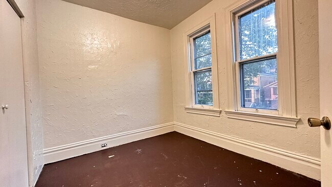 Building Photo - 2314 Woodstock Ave