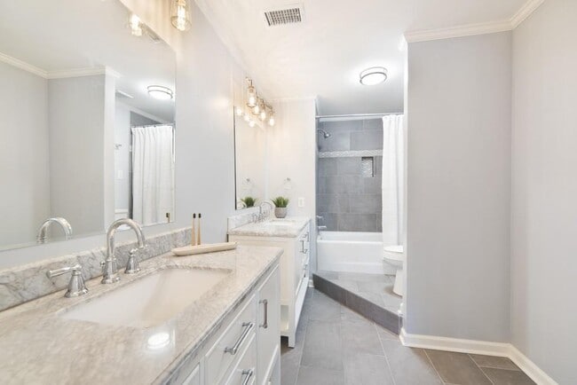 Building Photo - 305 Ansley Villa Dr NE