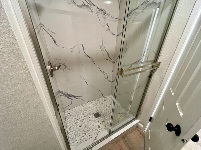 Building Photo - Newly remodeled upstairs condo in gated co...