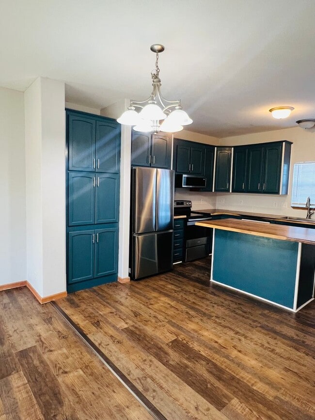 Building Photo - Charming Townhome, Prime Location, Cozy Living