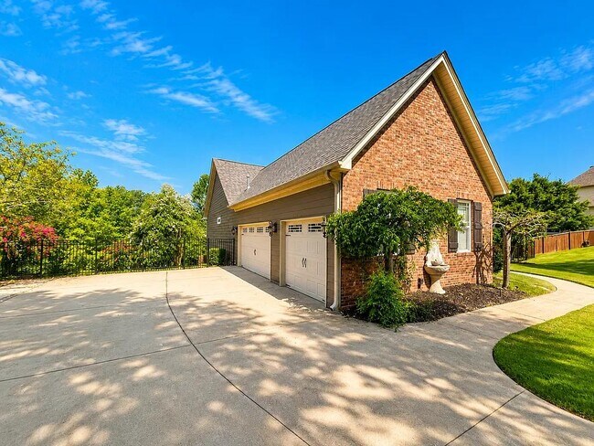 Building Photo - 128 Fox Farm Way