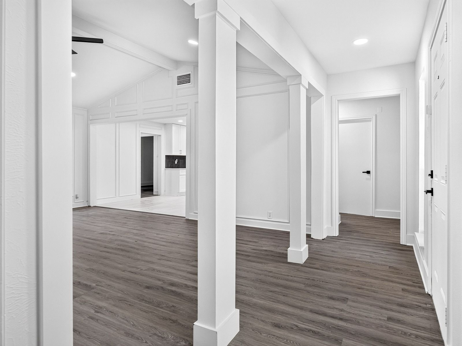 Building Photo - 7202 Lakeshore Dr