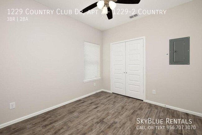 Building Photo - 1229 Country Club Dr