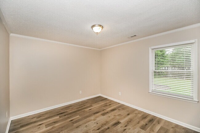 Building Photo - 1800 Hedgelawn Dr