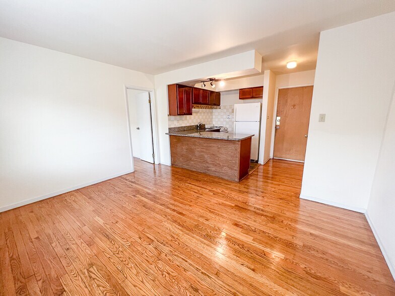 Primary Photo - 6106 N Kenmore Ave