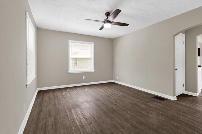 Building Photo - 1059 Lawrence Dr