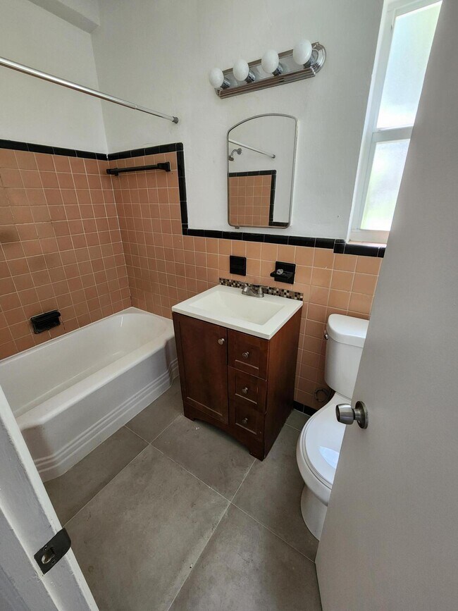 Building Photo - 100 Cascade Ln