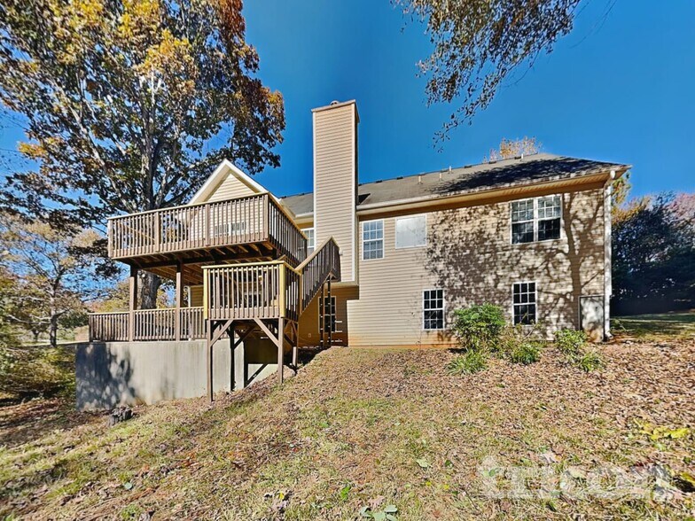 Building Photo - 930 Willow Hollow Dr