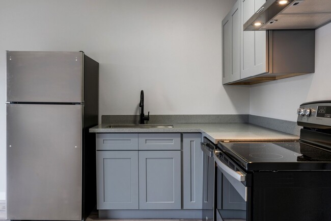 Building Photo - 2BR with dishwasher, on site laundry!