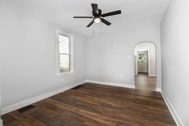 Building Photo - 3 Bedroom 2 Bathroom Home