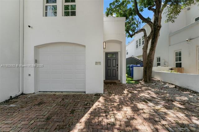 Building Photo - 3125 Paola Dr