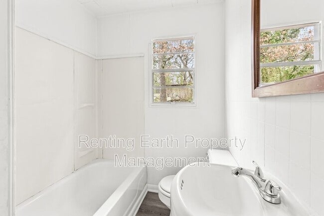 Building Photo - 1209 Linwood St