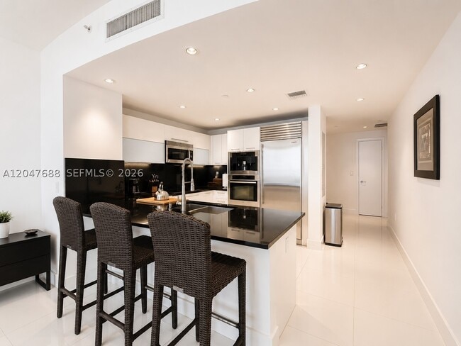 Building Photo - 17121 Collins Ave
