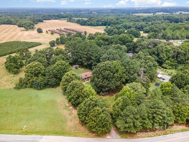 Building Photo - 6118 S Rocky River Rd