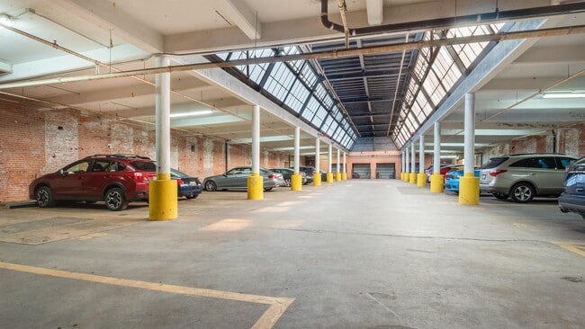 Building Photo - 200 River Pl Dr