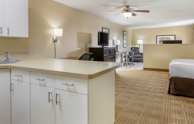 Building Photo - Furnished Studio-Columbus - NE I-270