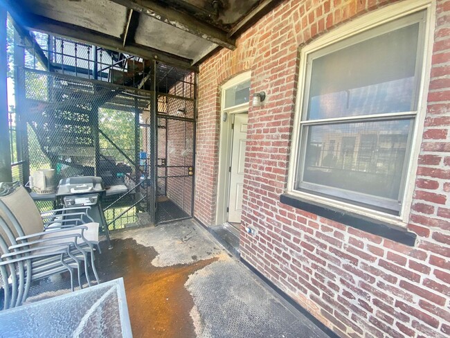 Building Photo - Mt Vernon Triangle Spacious 2 Bed 2.5 Bath...