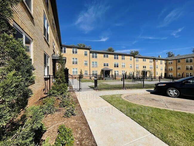 Building Photo - 701 Culbertson Dr
