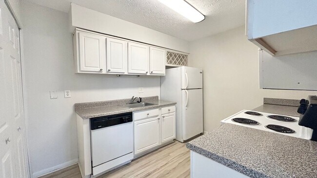 Building Photo - North Atlanta 1 Bed-1 Bath Condo, LVP Hard...