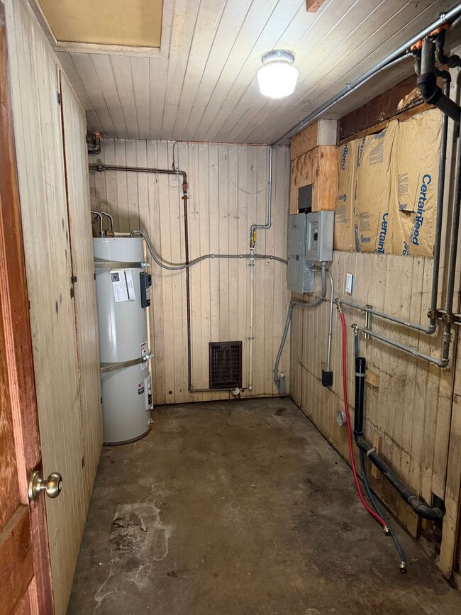 Building Photo - 1 bedroom, 1 bath duplex in Springfield!