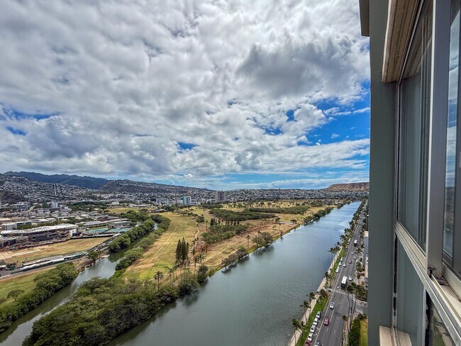 Building Photo - Beautiful High-Floor 1 Bedroom in Waikiki ...