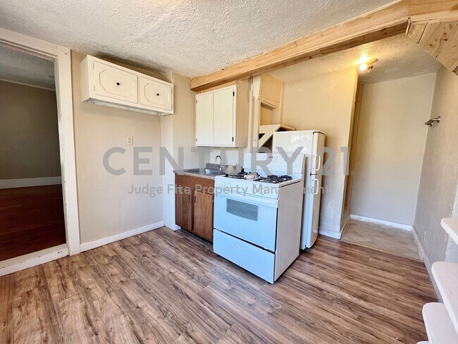 Building Photo - Great 1/1 Efficiency Apartment Within Walk...