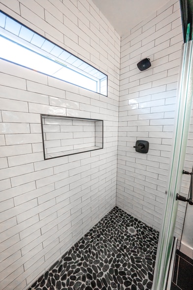 Building Photo - 1514 E Clarendon Ave