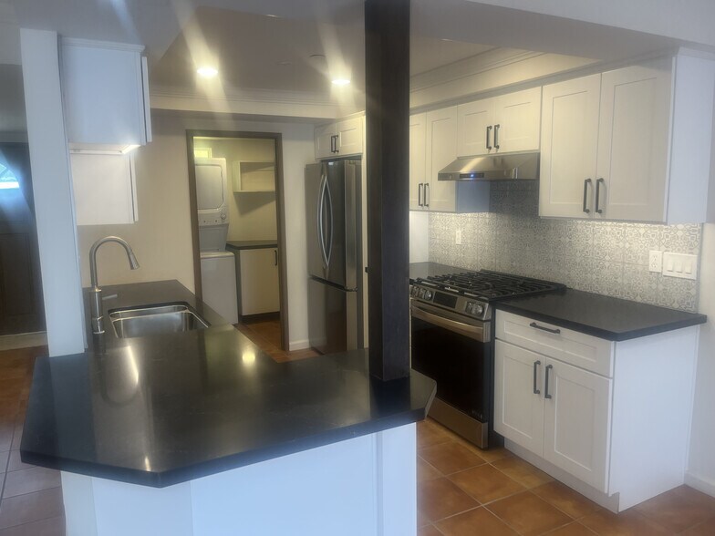 Building Photo - 1584 Redlands Pl