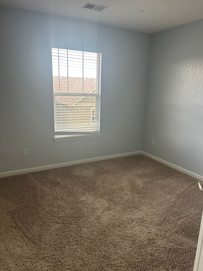 Building Photo - Price Reduced! 3 bed / 3 bath Townhome / Morgan's Run at the Meadows