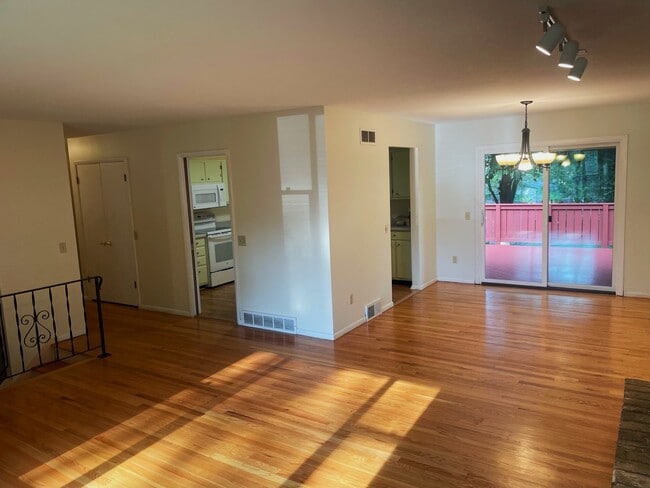 Building Photo - 1522 Cameron Dr