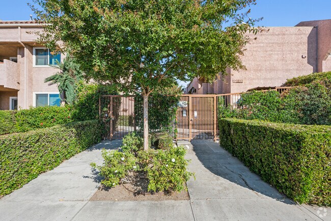 Entrance - 22833-22835 Vanowen St