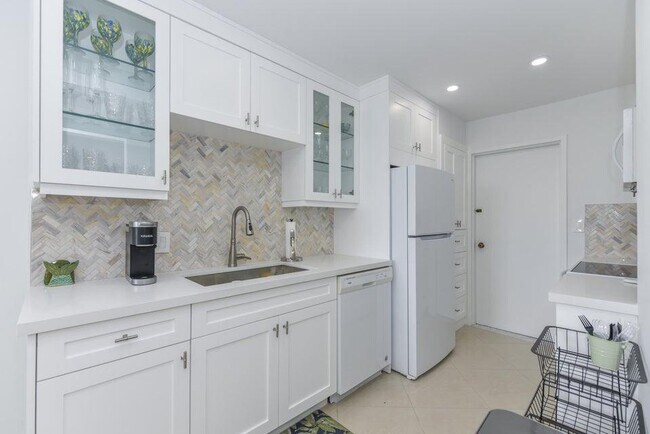 Building Photo - 2860 S Ocean Blvd