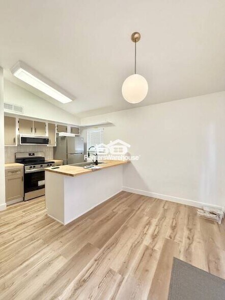 Building Photo - 2515 S Maple Ave