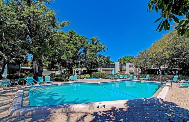 Building Photo - 577 Lakeside Dr