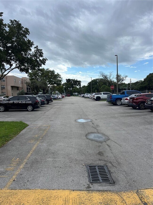 Building Photo - 10525 SW 112th Ave