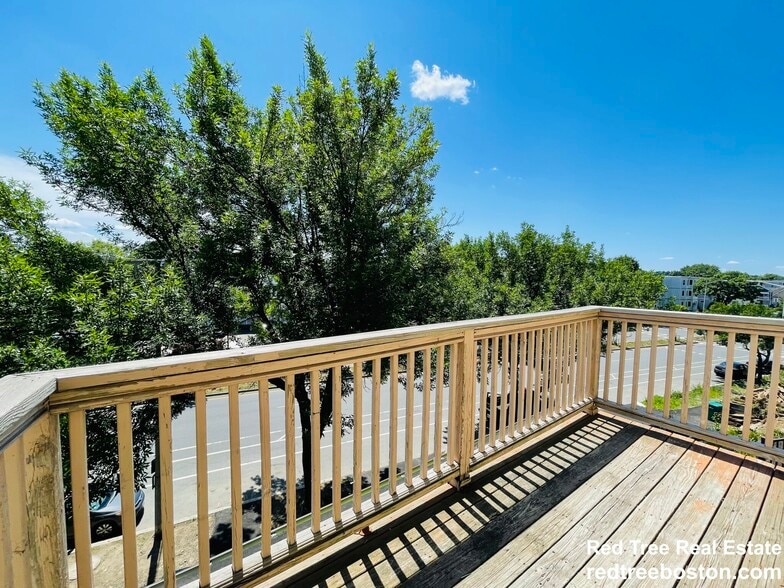 Building Photo - 187 Fellsway W