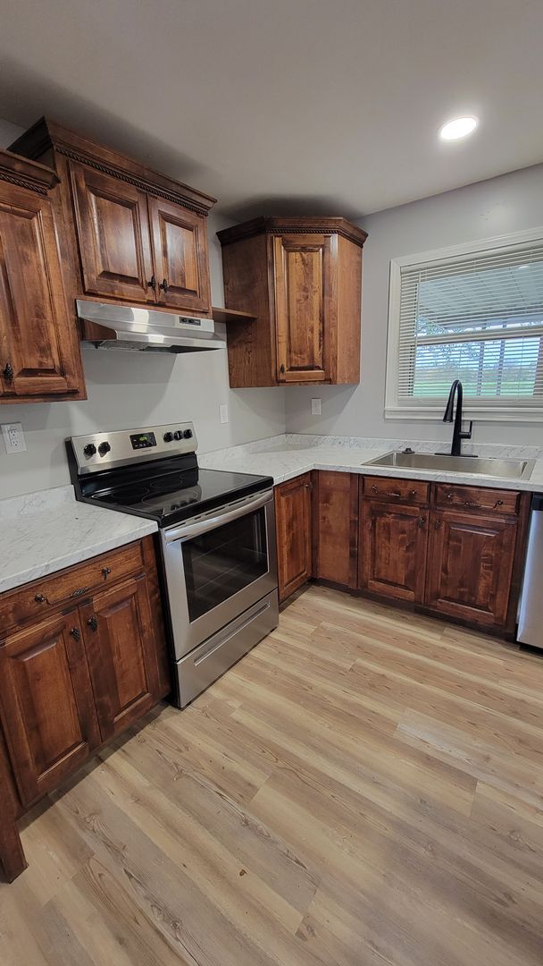 Building Photo - SPACIOUS NEWLY REMODELED 3 Bedroom | 1.5 B...