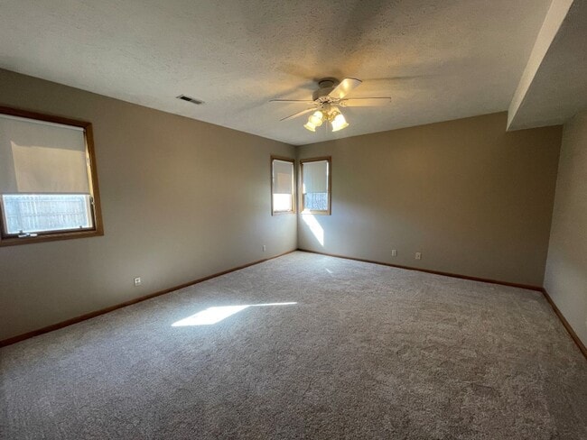 Building Photo - Home For Rent Bellevue.