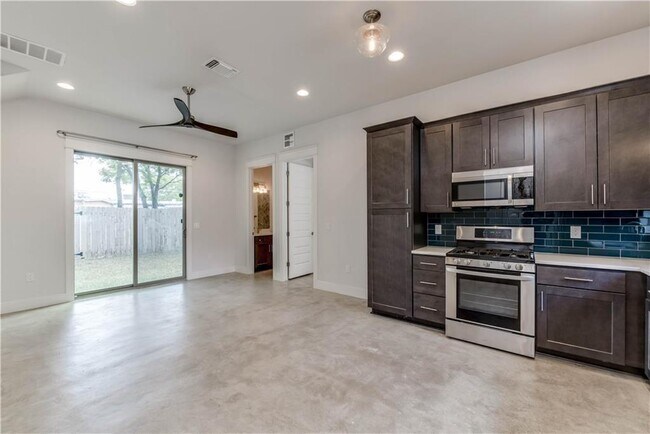 Building Photo - 8411 Bowling Green Dr