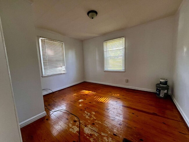 Building Photo - One Bedroom / One Bath Home on Large Lot