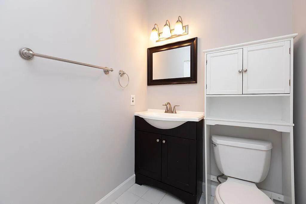 2nd Floor Bath - 955 25th St NW