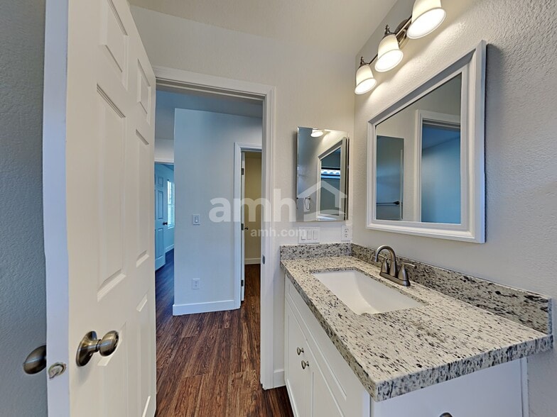 Building Photo - 2337 Statham Ave