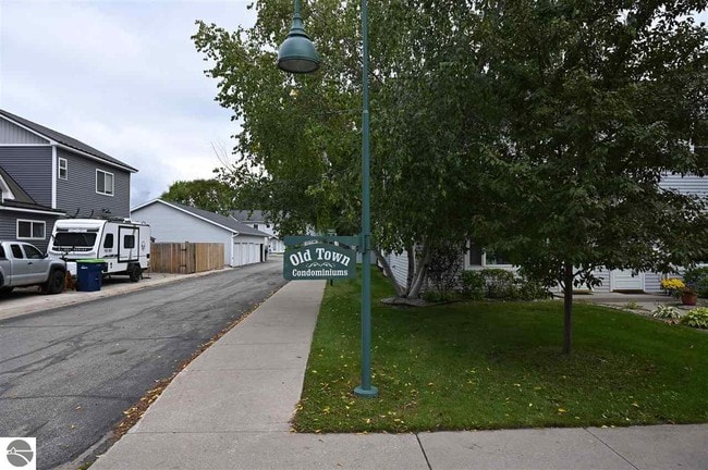 Building Photo - 713 Lake Ave